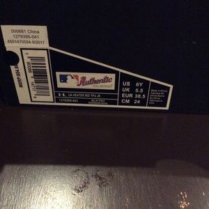 Boys/Men Under Armour HEATER MID TPU JR. size 6Y.